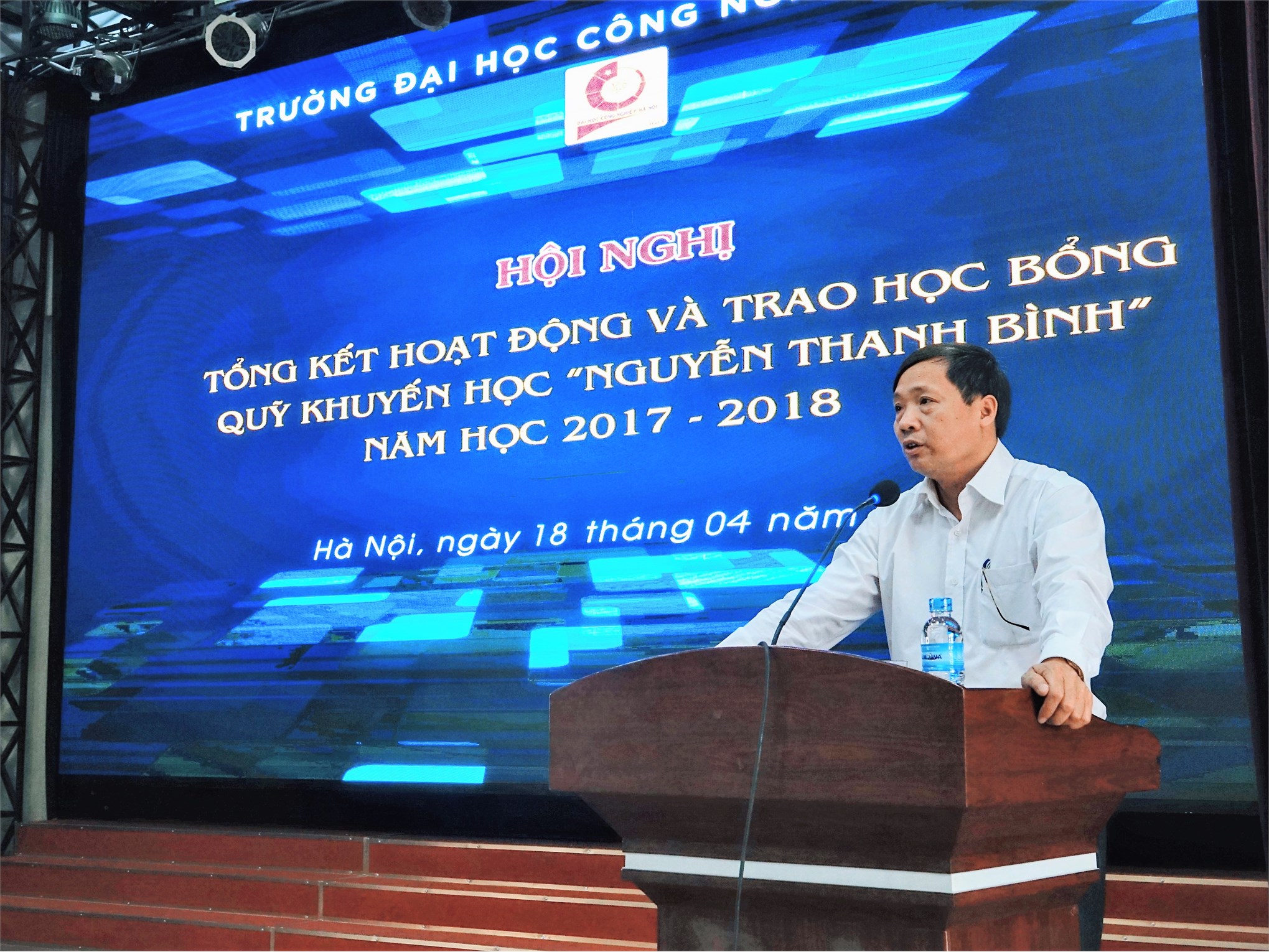 PGS.TS. Phạm Văn Bổng - Phó Bí thư Đảng ủy, Phó Hiệu trưởng nhà trường phát biểu tại buổi lễ