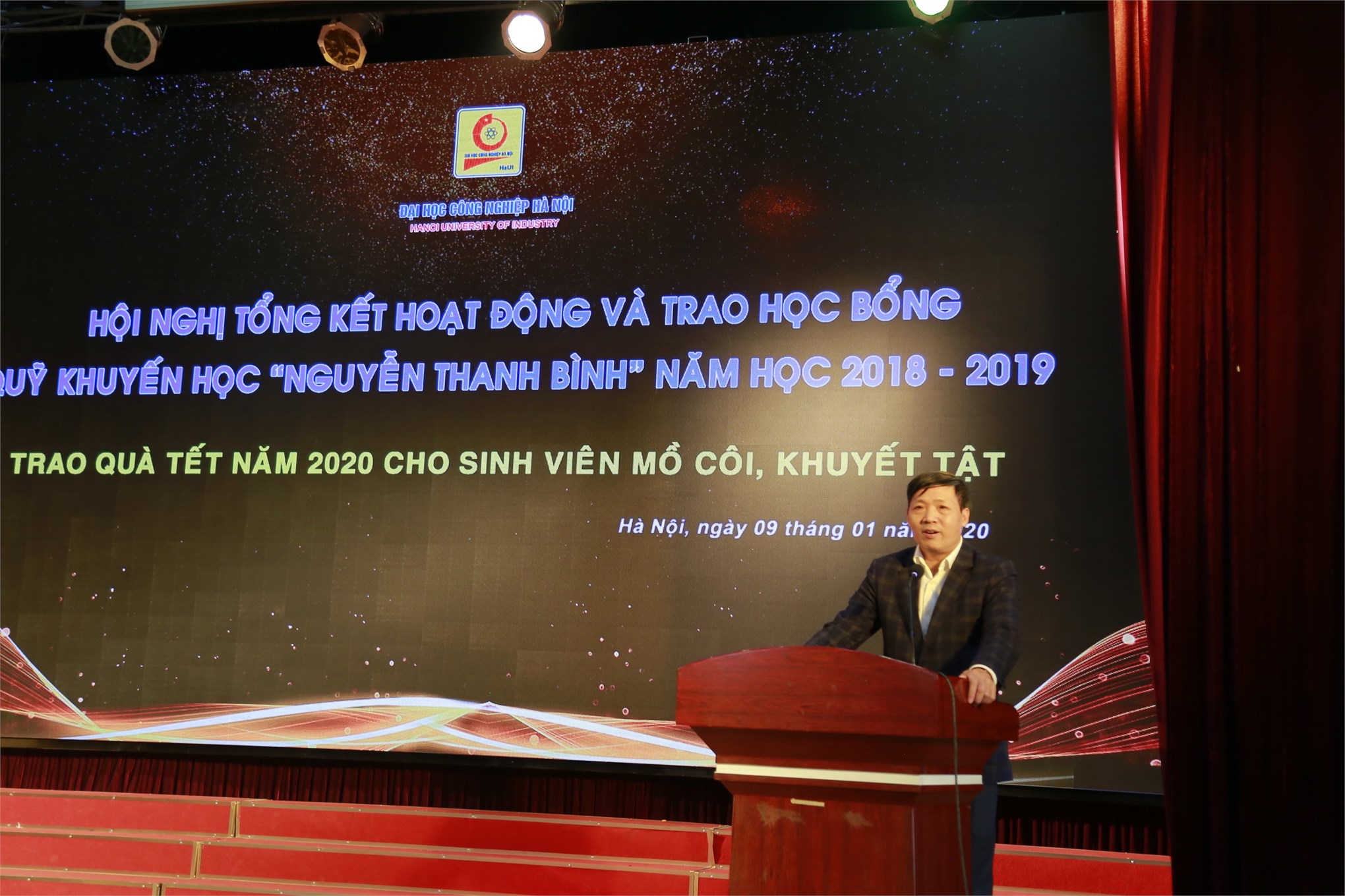 Tổng kết hoạt động và trao học bổng Quỹ khuyến học `Nguyễn Thanh Bình` năm học 2018 - 2019