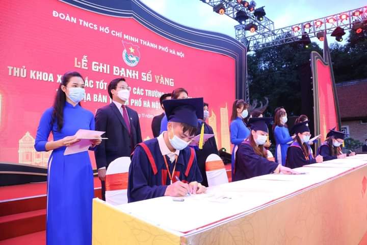 2 Thủ khoa tốt nghiệp xuất sắc Đại học Công nghiệp Hà Nội được Thành phố Hà Nội tuyên dương năm 2021