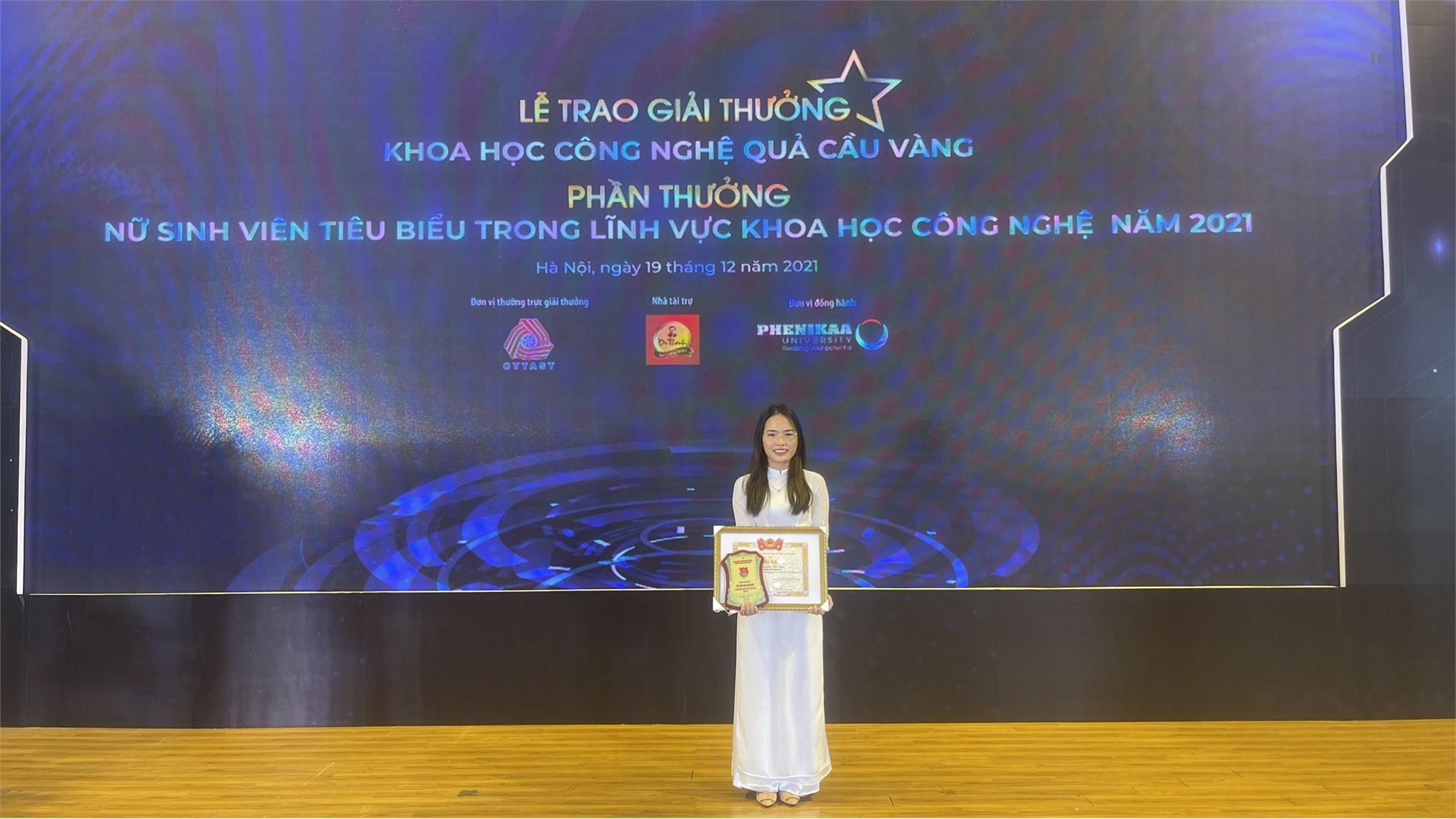 Nguyễn Thị Nga – Nữ sinh viên tiêu biểu trong lĩnh vực khoa học công nghệ năm 2021