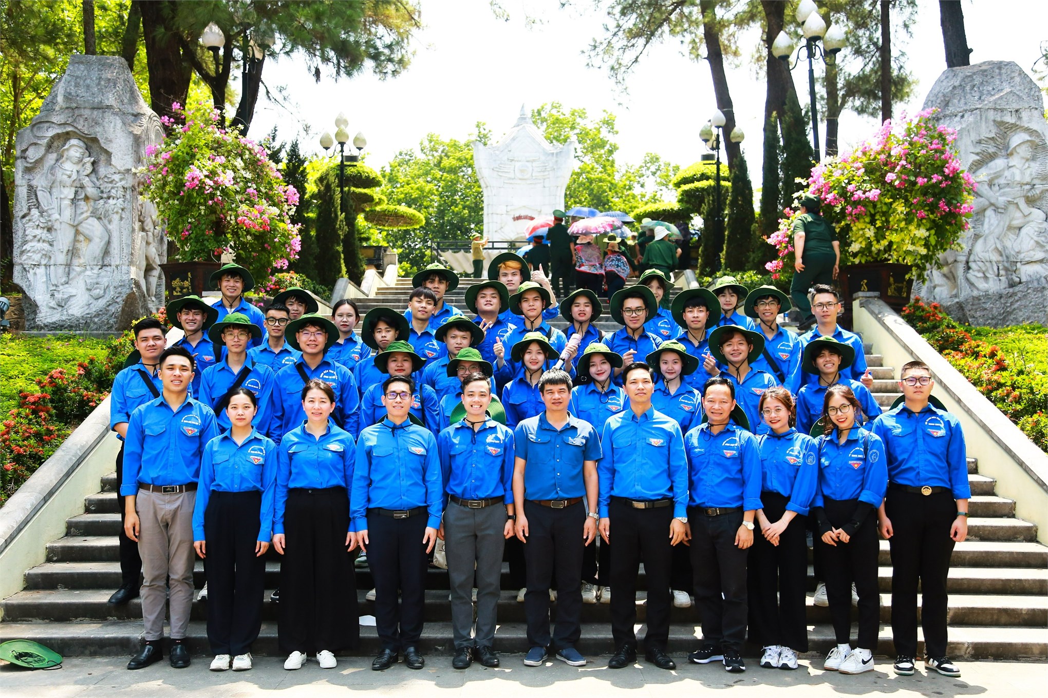 Đoàn sinh viên tiêu biểu tưởng nhớ các Anh hùng Liệt sĩ tại Nghĩa trang Quốc gia Trường Sơn