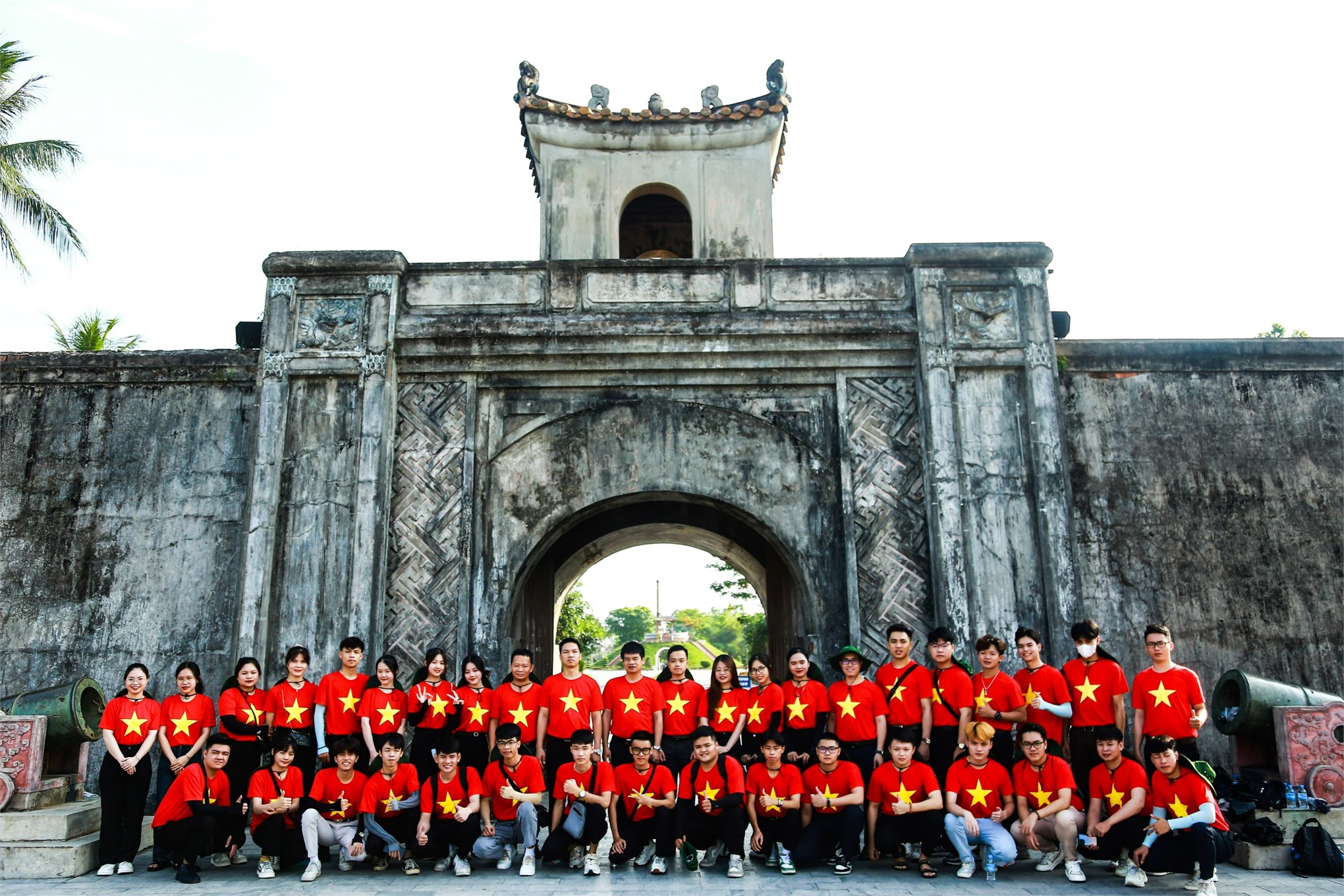Đoàn CBVC và sinh viên tiêu biểu chụp lưu niệm tại Thành cổ Quảng Trị