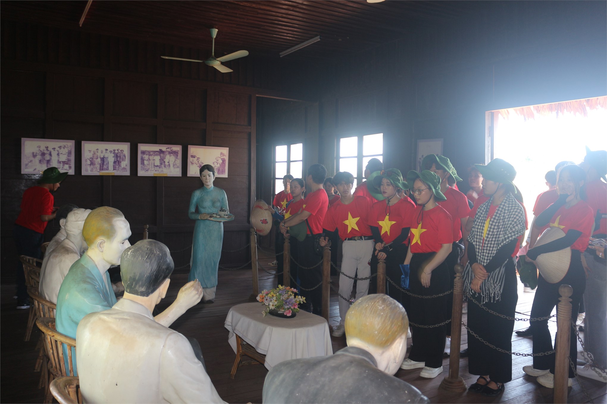 Đoàn sinh viên tiêu biểu tại di tích lịch sử Tiền Lương - Bến Hải