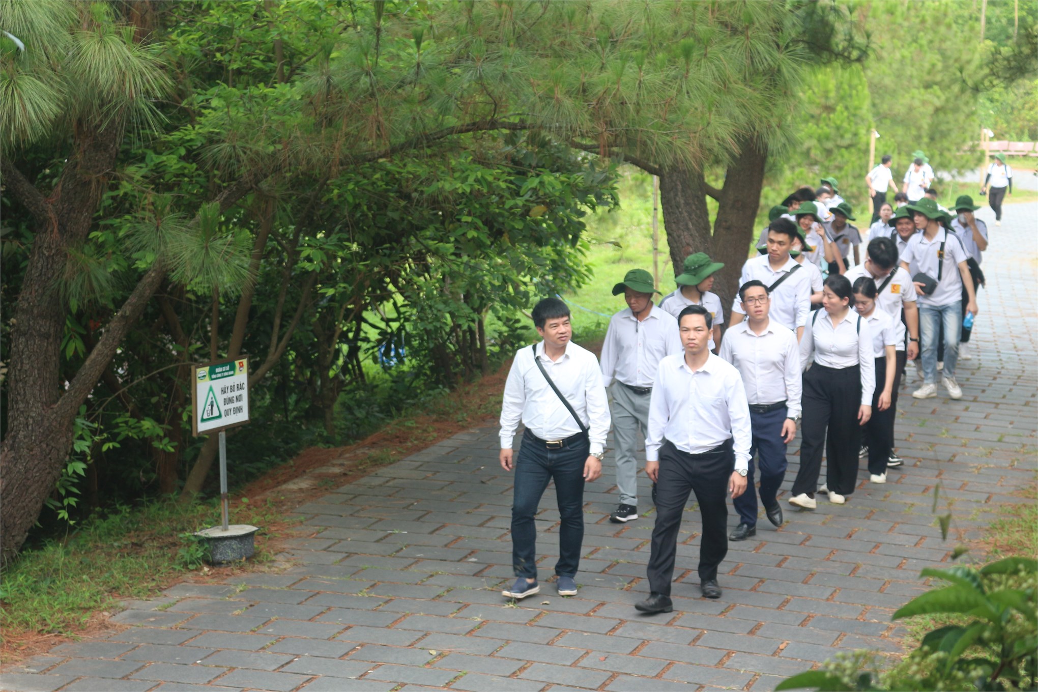 Đoàn sinh viên tiêu biểu và cán bộ viếng thăm Vũng Chùa - Đảo Yến