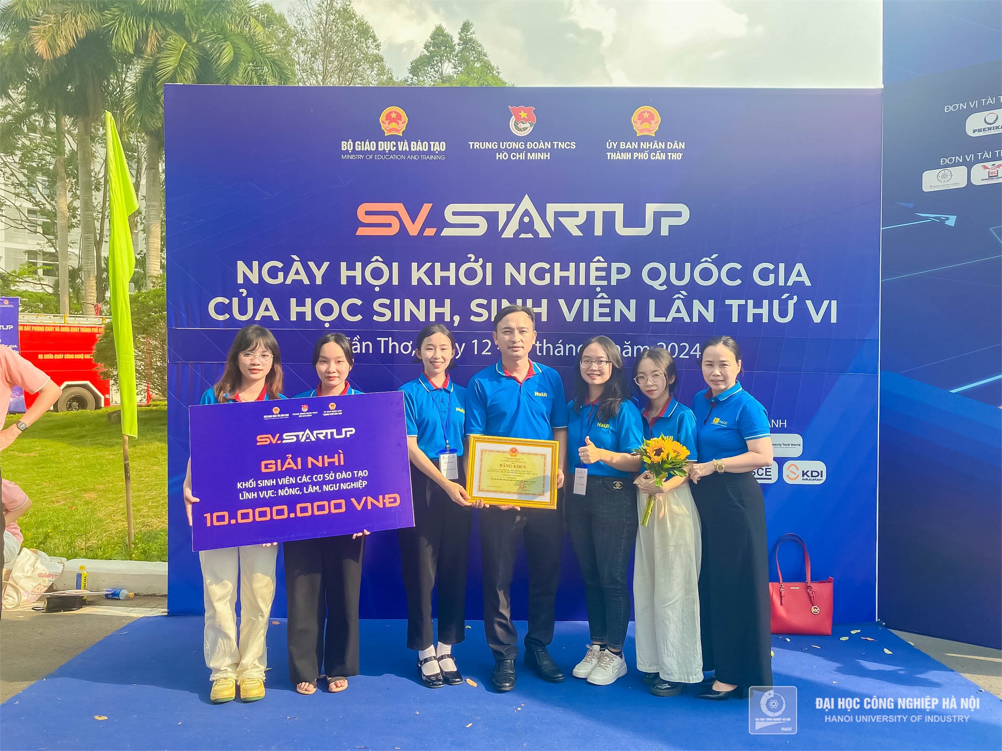 Giải Nhì cuộc thi SV_STARTUP 2024. Dự án Công nghệ tách chiết tinh dầu và viên than nén từ vỏ cam, bưởi (Zestaroma)