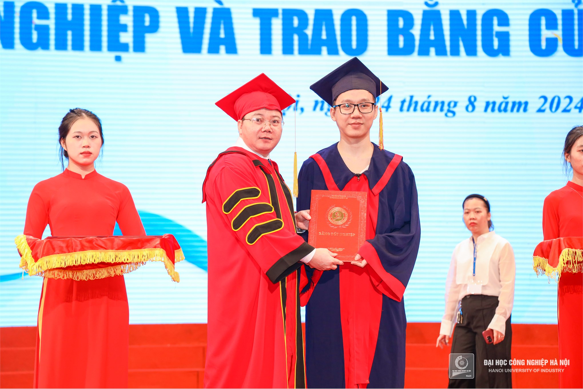 Lễ tốt nghiệp và trao bằng Tiến sĩ, Thạc sĩ, Kĩ sư, Cử nhân 2024 - Cảm ơn các bạn đã làm cho hành trình này đáng nhớ