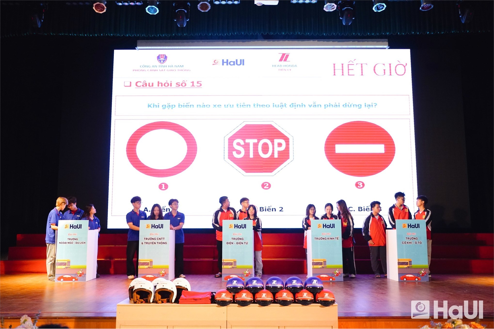 Sinh viên HaUI tưng bừng tham gia “Cuộc thi sinh viên HaUI tìm hiểu luật giao thông đường bộ” 2025