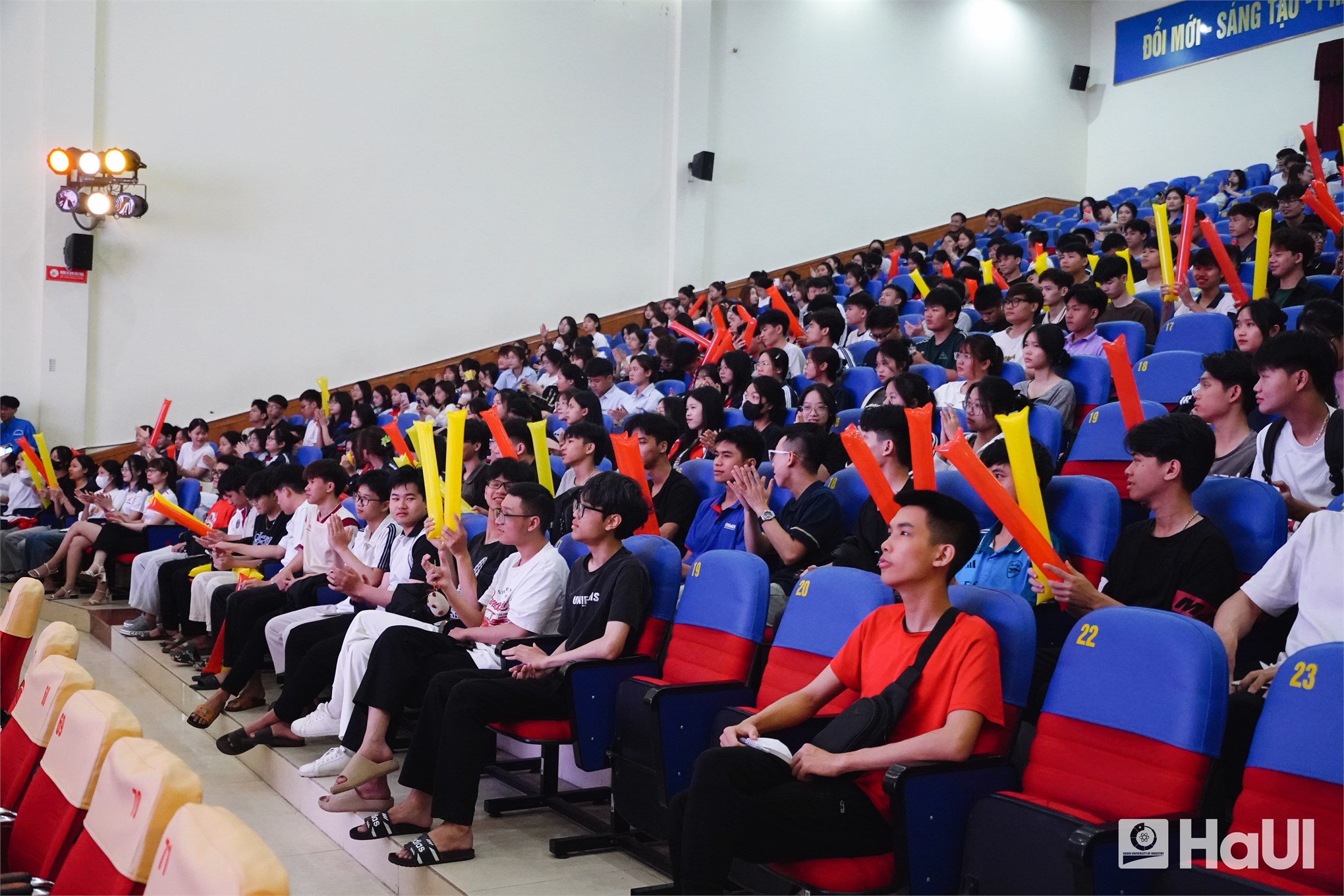 Sinh viên HaUI tưng bừng tham gia “Cuộc thi sinh viên HaUI tìm hiểu luật giao thông đường bộ” 2025