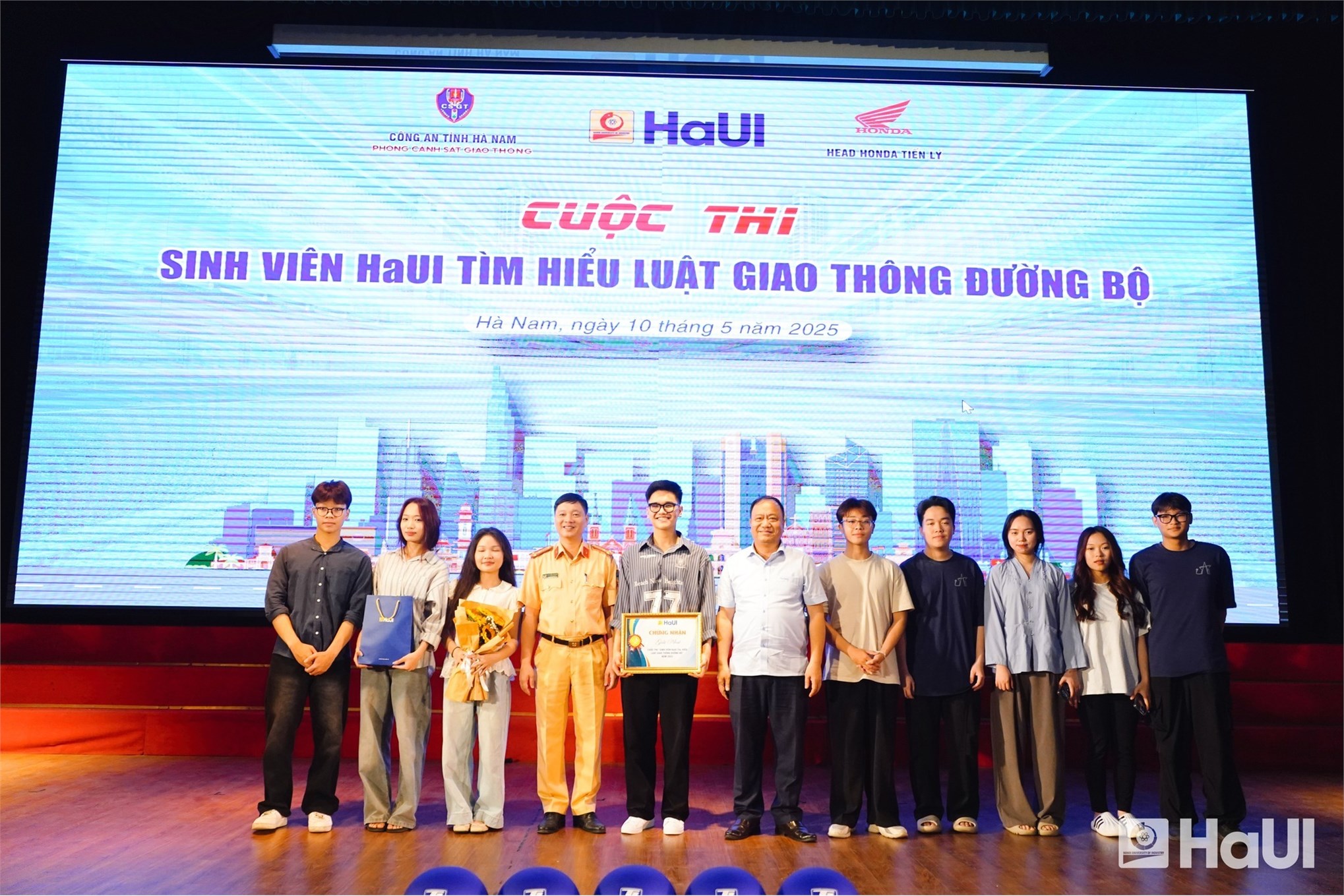 Sinh viên HaUI tưng bừng tham gia “Cuộc thi sinh viên HaUI tìm hiểu luật giao thông đường bộ” 2025