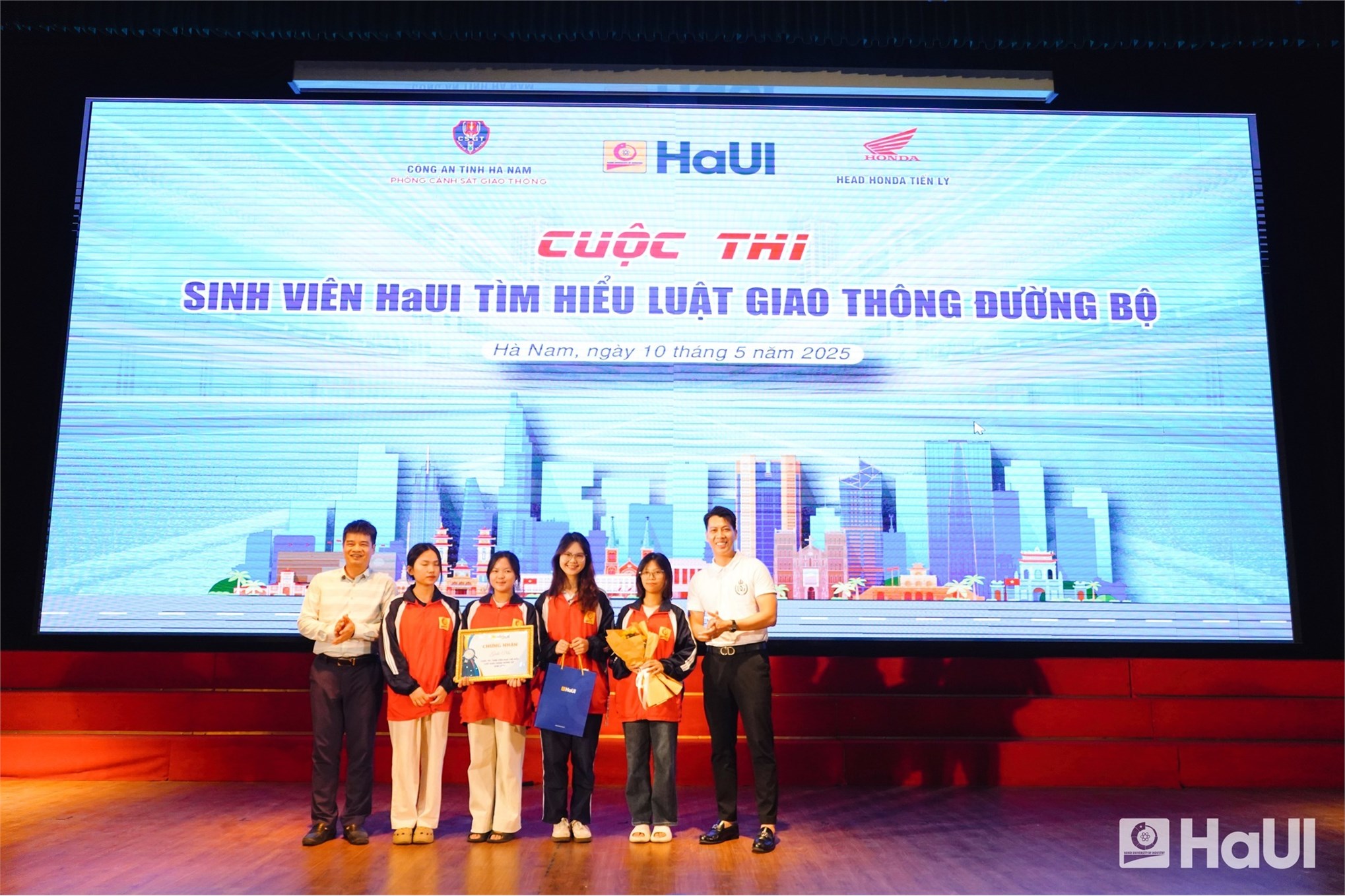 Sinh viên HaUI tưng bừng tham gia “Cuộc thi sinh viên HaUI tìm hiểu luật giao thông đường bộ” 2025