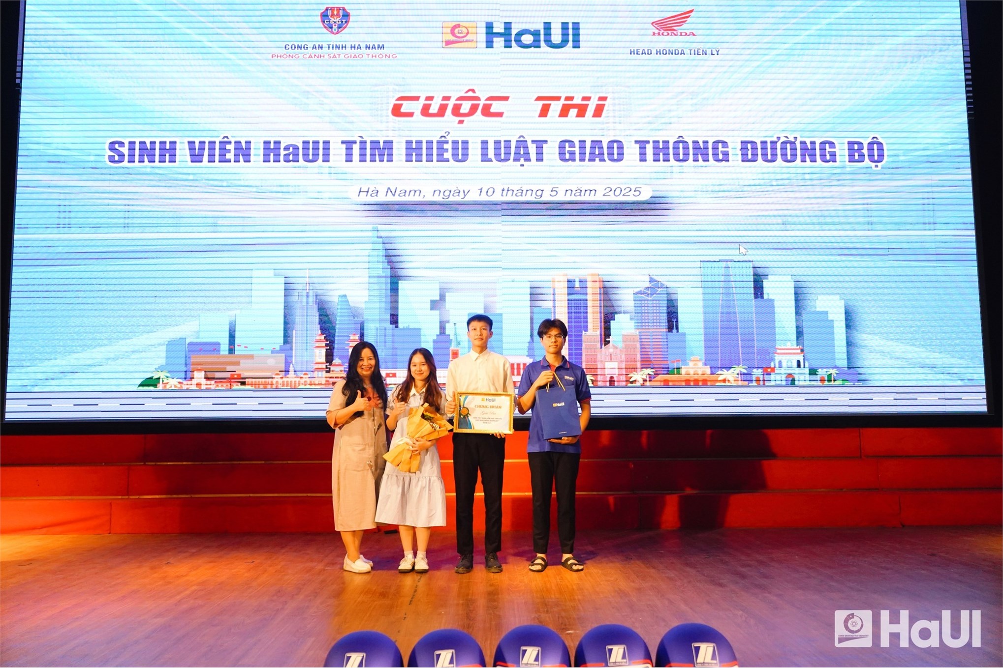 Sinh viên HaUI tưng bừng tham gia “Cuộc thi sinh viên HaUI tìm hiểu luật giao thông đường bộ” 2025