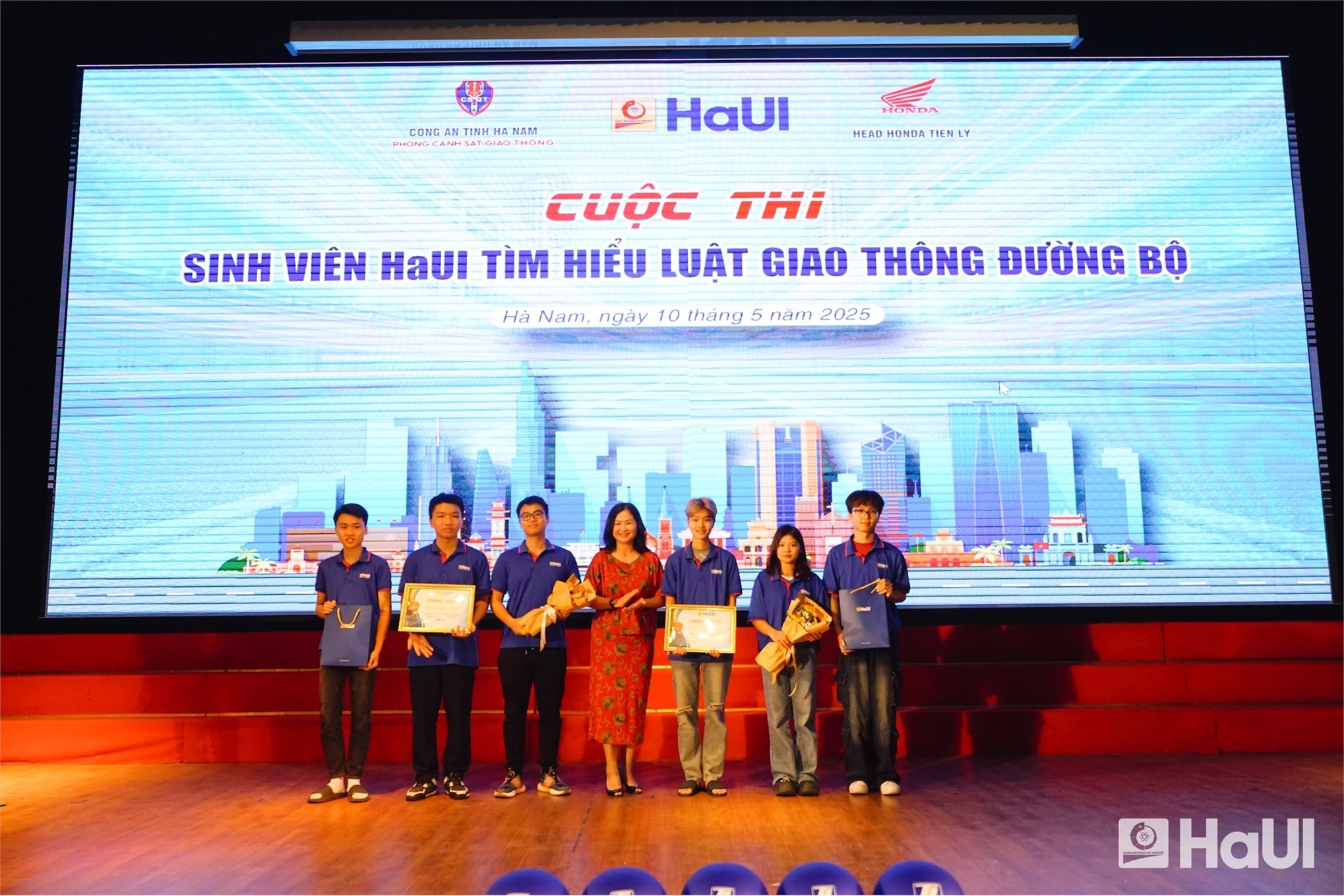 Sinh viên HaUI tưng bừng tham gia “Cuộc thi sinh viên HaUI tìm hiểu luật giao thông đường bộ” 2025