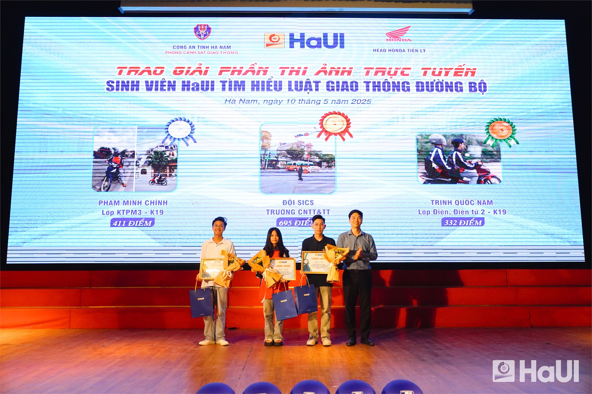Sinh viên HaUI tưng bừng tham gia “Cuộc thi sinh viên HaUI tìm hiểu luật giao thông đường bộ” 2025
