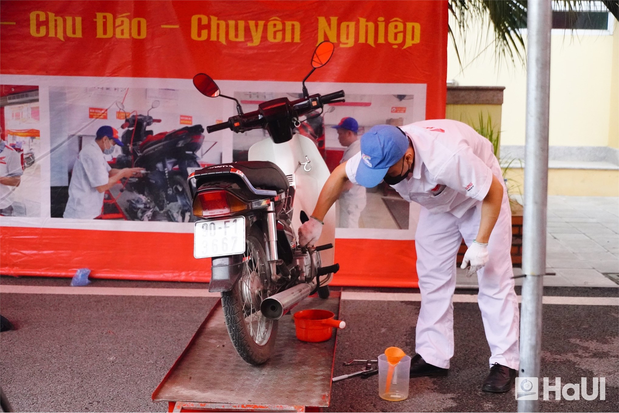 Sinh viên HaUI tưng bừng tham gia “Cuộc thi sinh viên HaUI tìm hiểu luật giao thông đường bộ” 2025