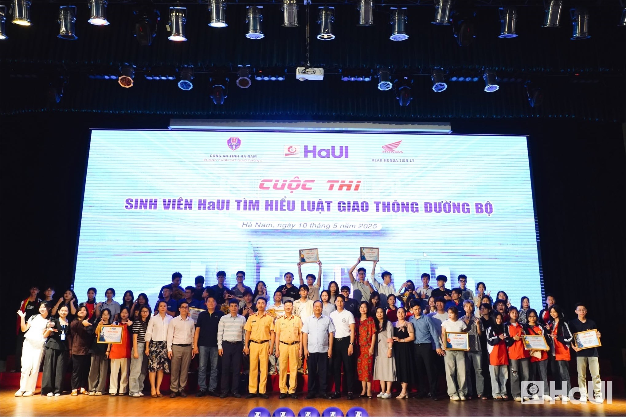 Sinh viên HaUI tưng bừng tham gia “Cuộc thi sinh viên HaUI tìm hiểu luật giao thông đường bộ” 2025
