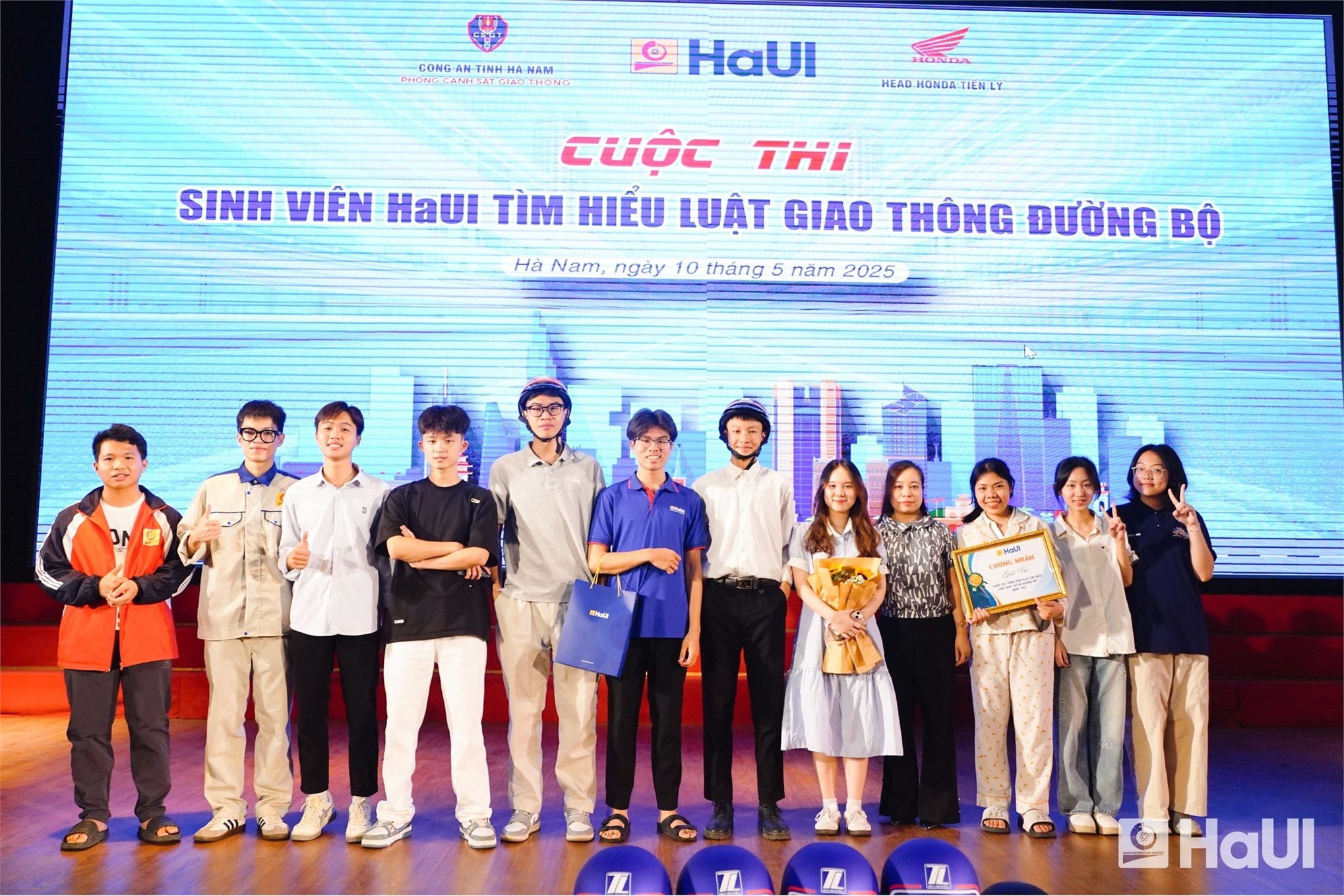 Sinh viên HaUI tưng bừng tham gia “Cuộc thi sinh viên HaUI tìm hiểu luật giao thông đường bộ” 2025