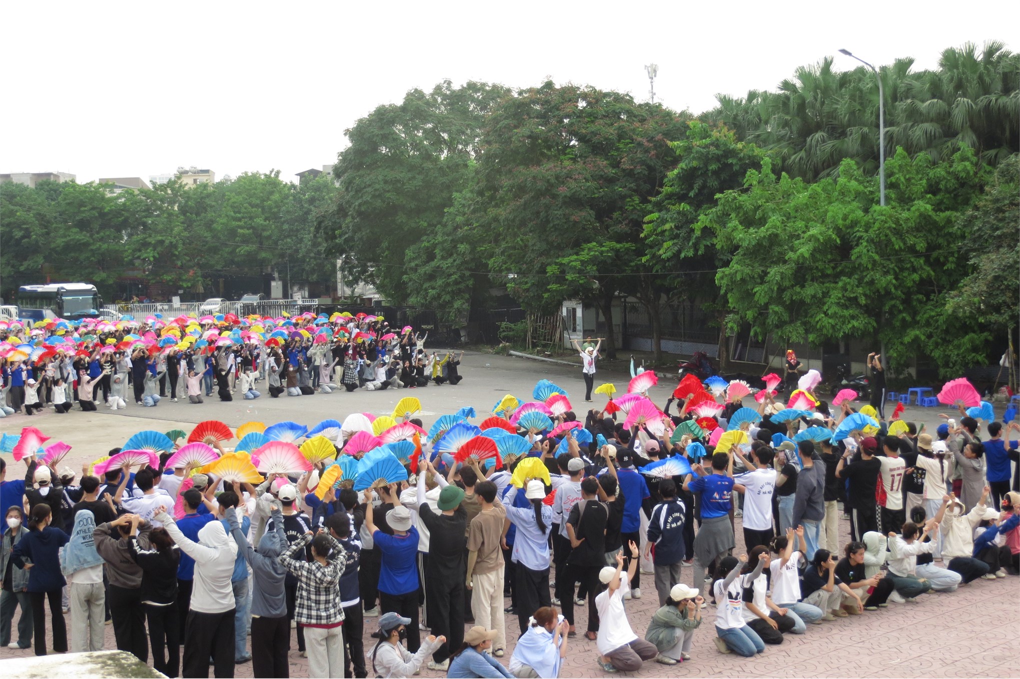 Khi trái tim tuổi trẻ hòa cùng giai điệu của Tổ quốc – Sinh viên HaUI tập luyện phục vụ “Concert Quốc gia” A80