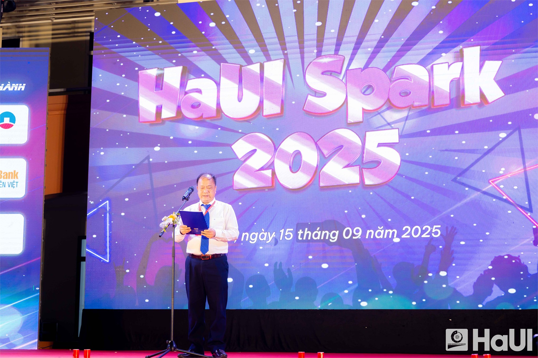 Đêm nhạc hội HaUI Spark 2025: Bùng nổ năng lượng tuổi trẻ