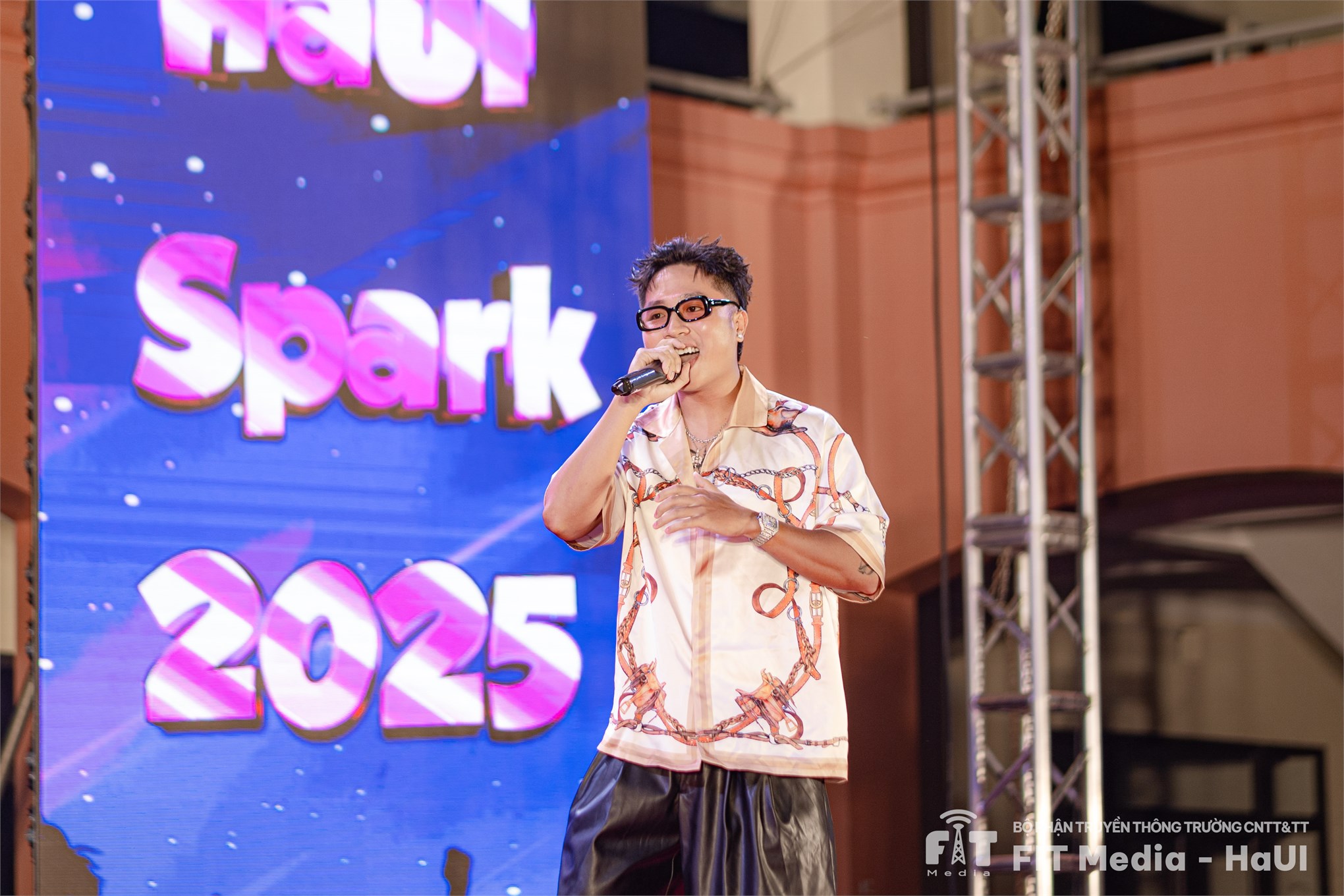 Đêm nhạc hội HaUI Spark 2025: Bùng nổ năng lượng tuổi trẻ