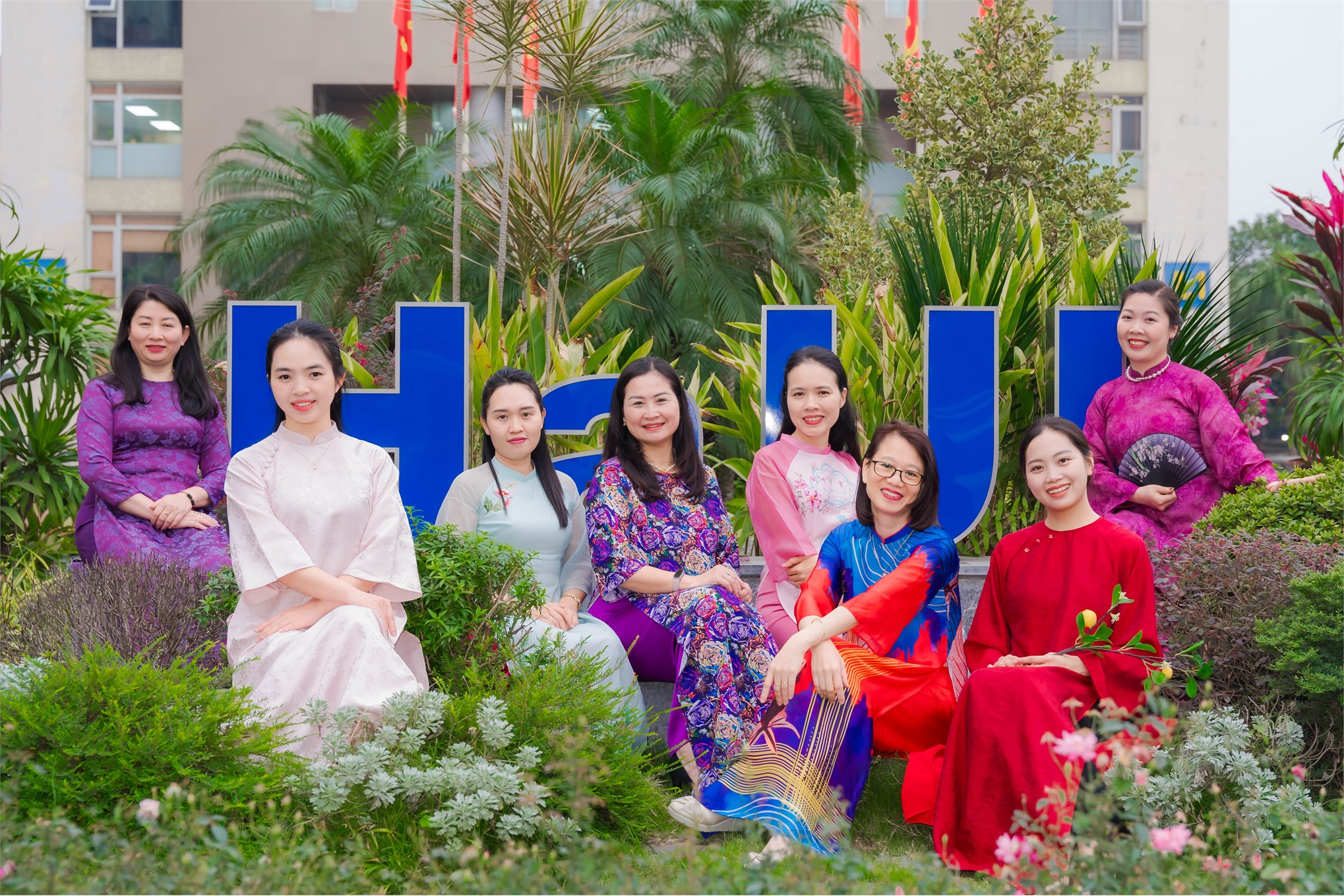 Viên chức Phòng Công tác Sinh viên hưởng ứng Tuần lễ Áo dài chào mừng Ngày Quốc tế Phụ nữ 8/3