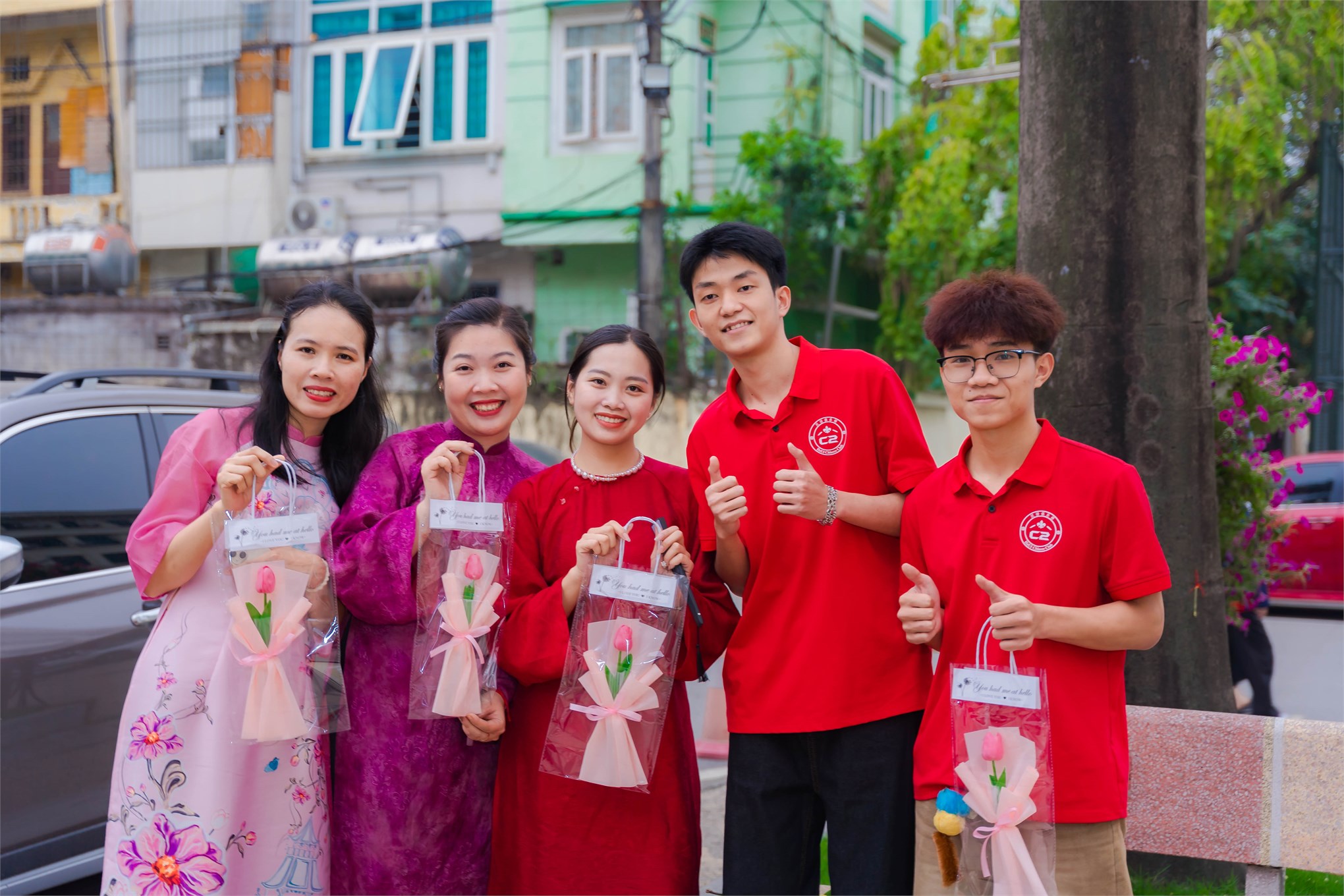 Viên chức Phòng Công tác Sinh viên hưởng ứng Tuần lễ Áo dài chào mừng Ngày Quốc tế Phụ nữ 8/3