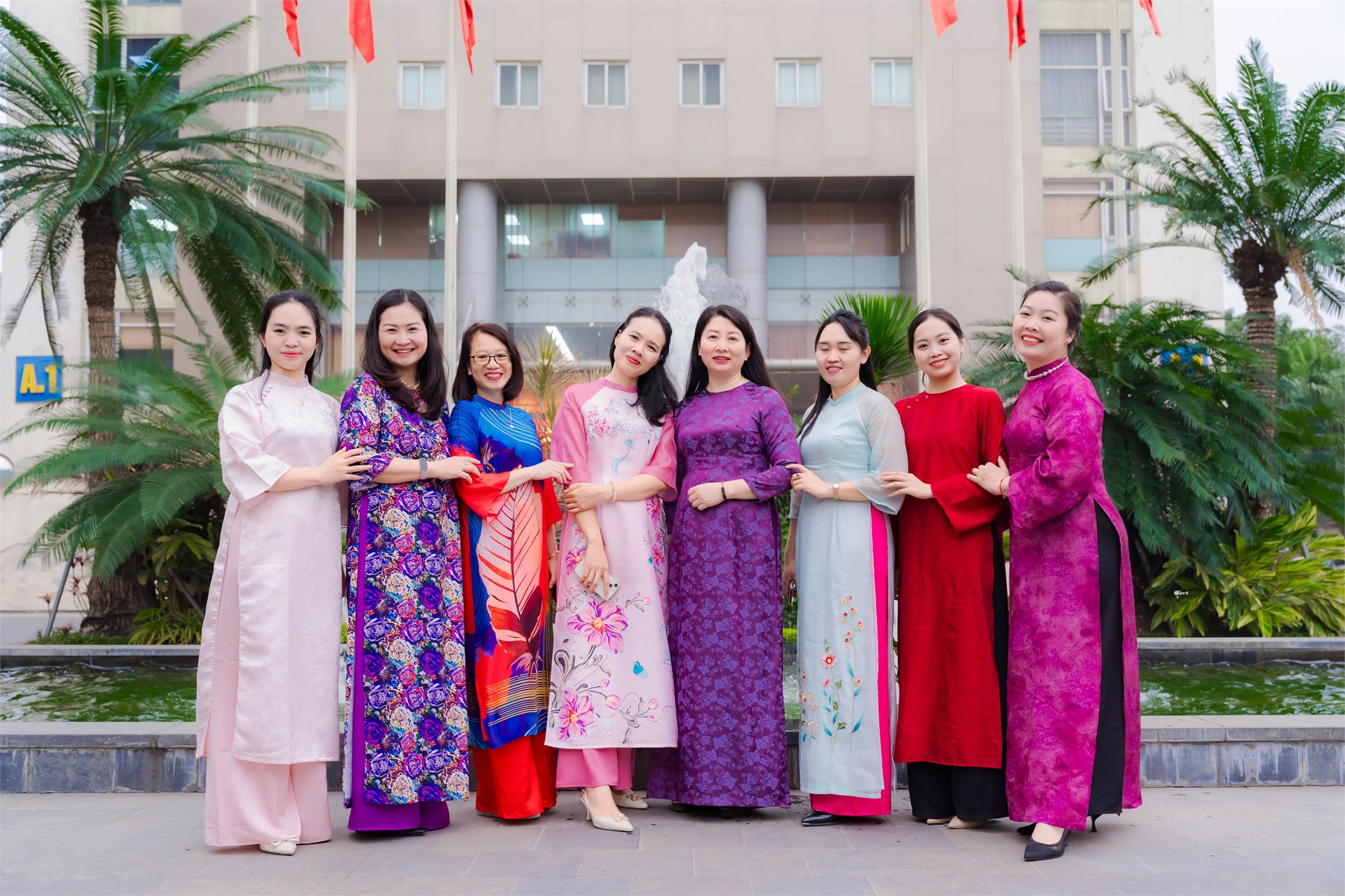 Viên chức Phòng Công tác Sinh viên hưởng ứng Tuần lễ Áo dài chào mừng Ngày Quốc tế Phụ nữ 8/3