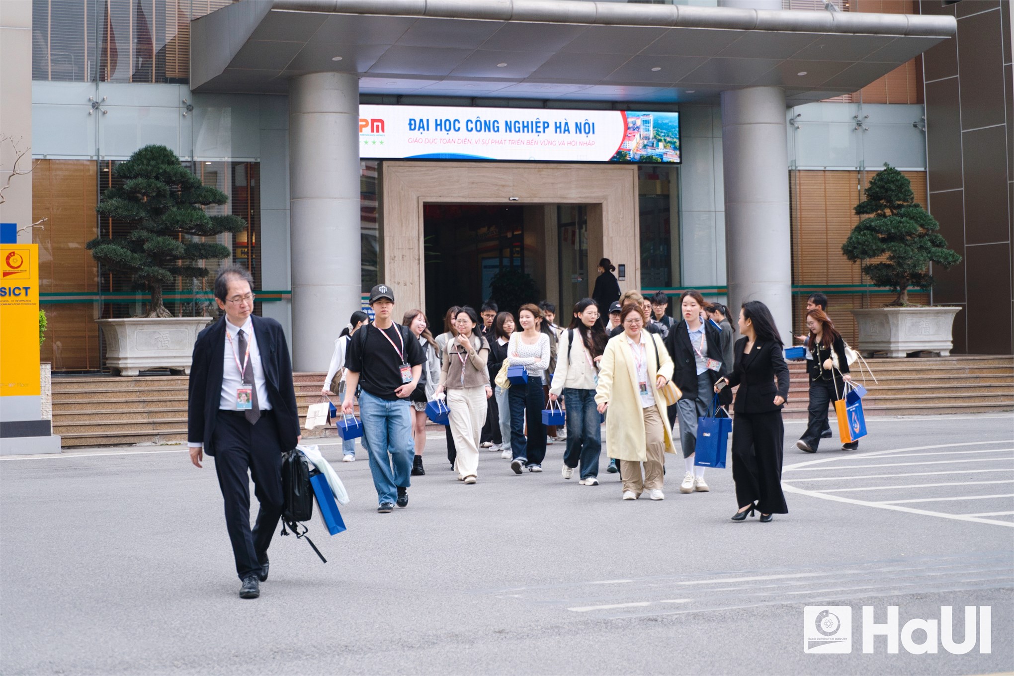 Hội nhập, giao lưu và kết nối – Chuyến thăm quan ý nghĩa của sinh viên Trường Đại học Kwansei Gakuin (Nhật Bản) và Trường Đại học Thương Mại tại Đại học Công nghiệp Hà Nội