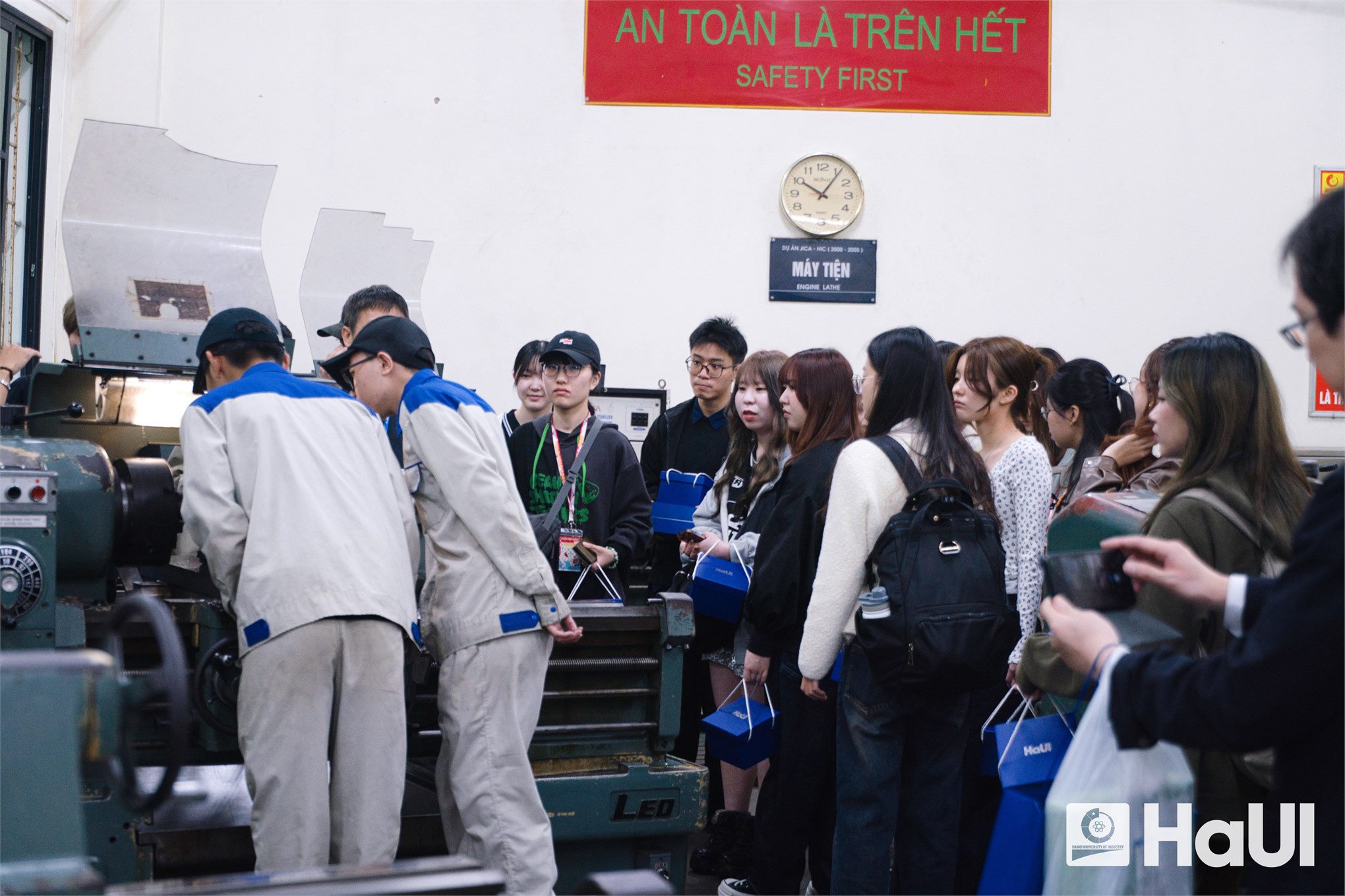 Hội nhập, giao lưu và kết nối – Chuyến thăm quan ý nghĩa của sinh viên Trường Đại học Kwansei Gakuin (Nhật Bản) và Trường Đại học Thương Mại tại Đại học Công nghiệp Hà Nội