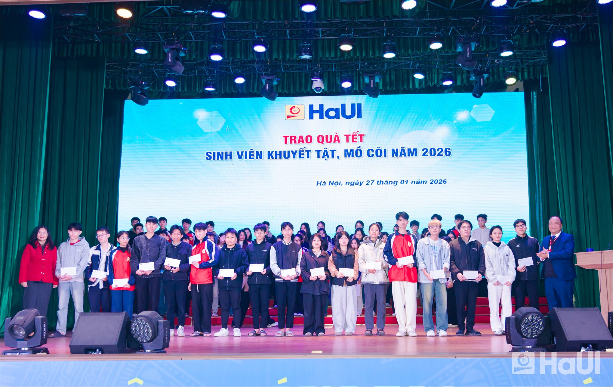 Xuân ấm yêu thương: Trao học bổng Nguyễn Thanh Bình và tặng quà Tết cho sinh viên có hoàn cảnh khó khăn 2026