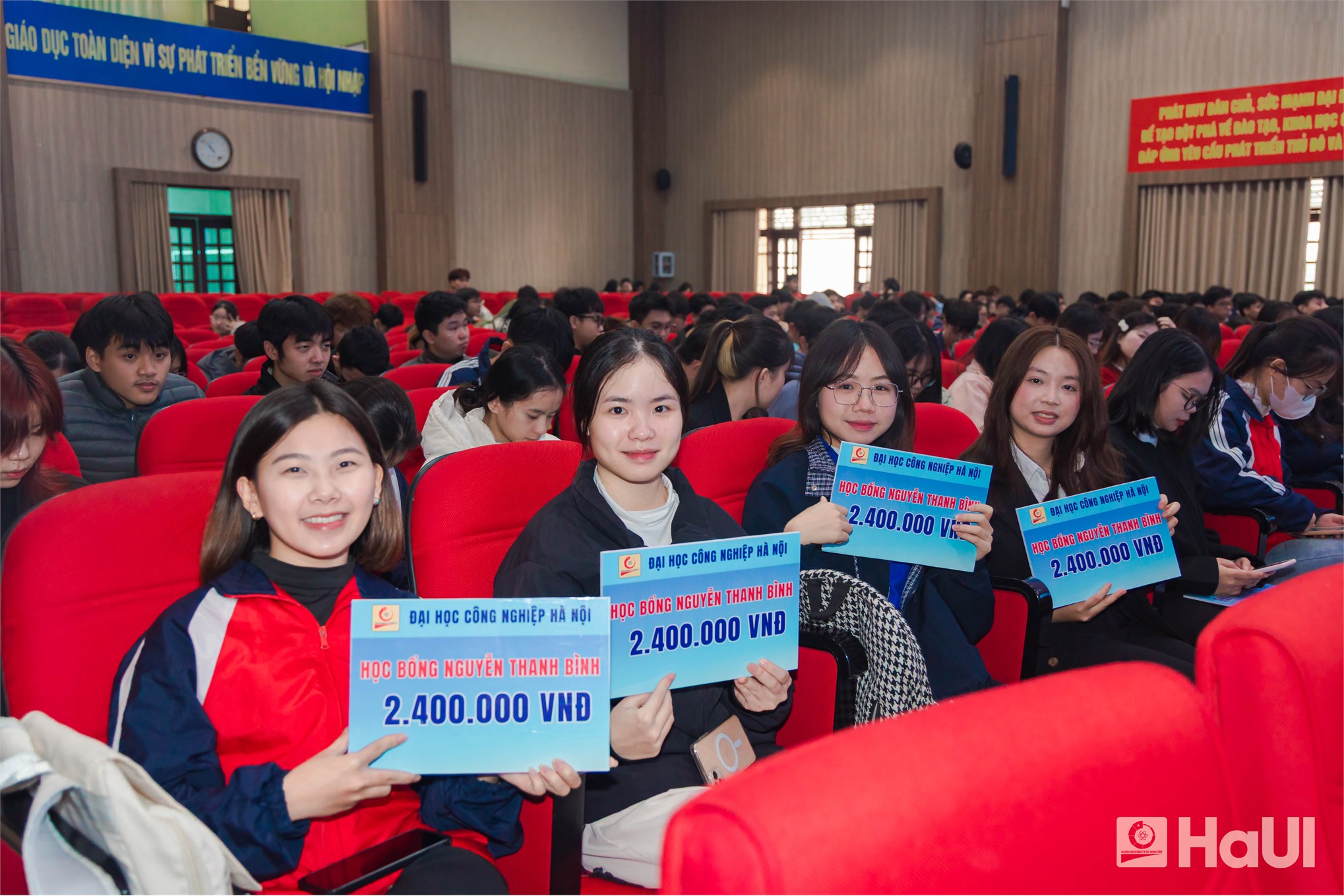 Xuân ấm yêu thương: Trao học bổng Nguyễn Thanh Bình và tặng quà Tết cho sinh viên có hoàn cảnh khó khăn 2026