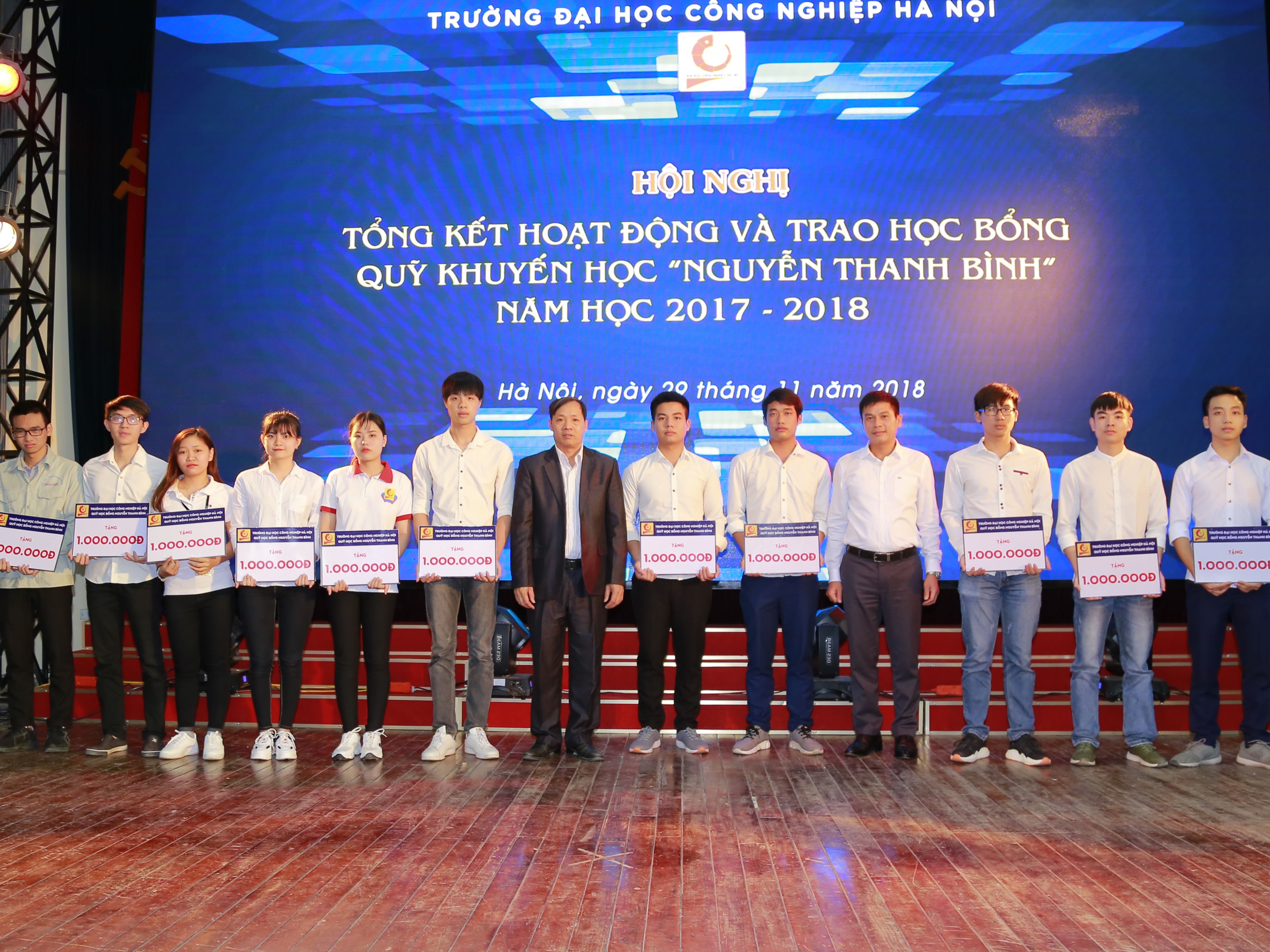 Tổng kết hoạt động và trao học bổng Quỹ khuyến học "Nguyễn Thanh Bình" năm học 2017-2018