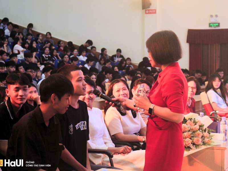 Tọa đàm “Tôi là Tôi, thấu hiểu bản thân, sống tự tin mỗi ngày” - Hành trình lan tỏa năng lượng tích cực trong sinh viên HaUI