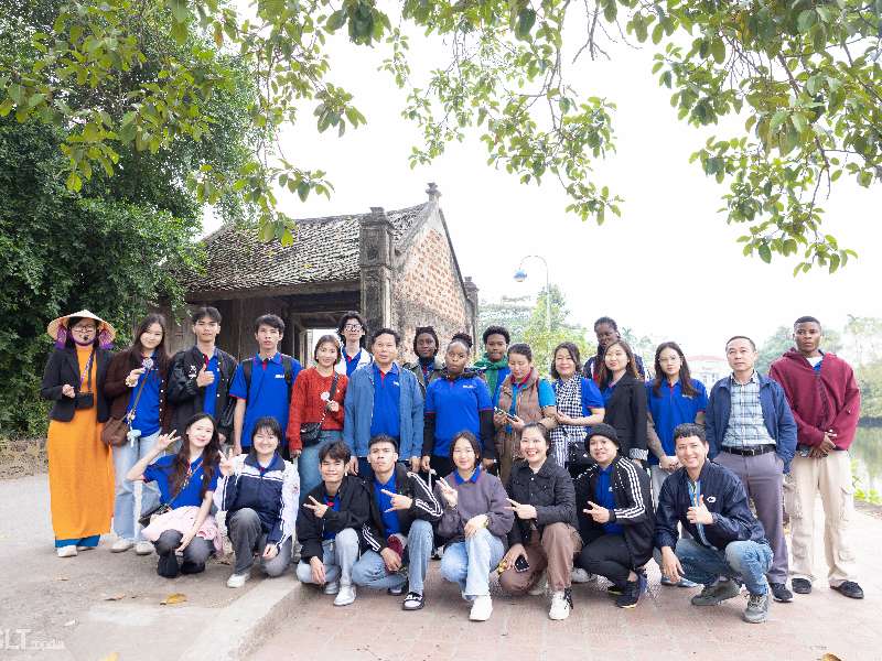 Sinh viên quốc tế Trường Đại học Công nghiệp Hà Nội trải nghiệm văn hóa Việt Nam tại Làng cổ Đường Lâm