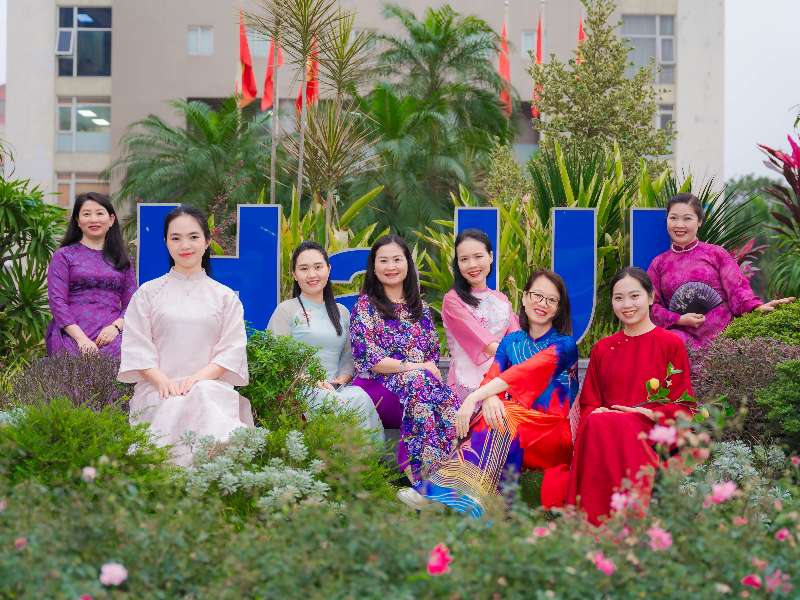 Viên chức Phòng Công tác Sinh viên hưởng ứng Tuần lễ Áo dài chào mừng Ngày Quốc tế Phụ nữ 8/3